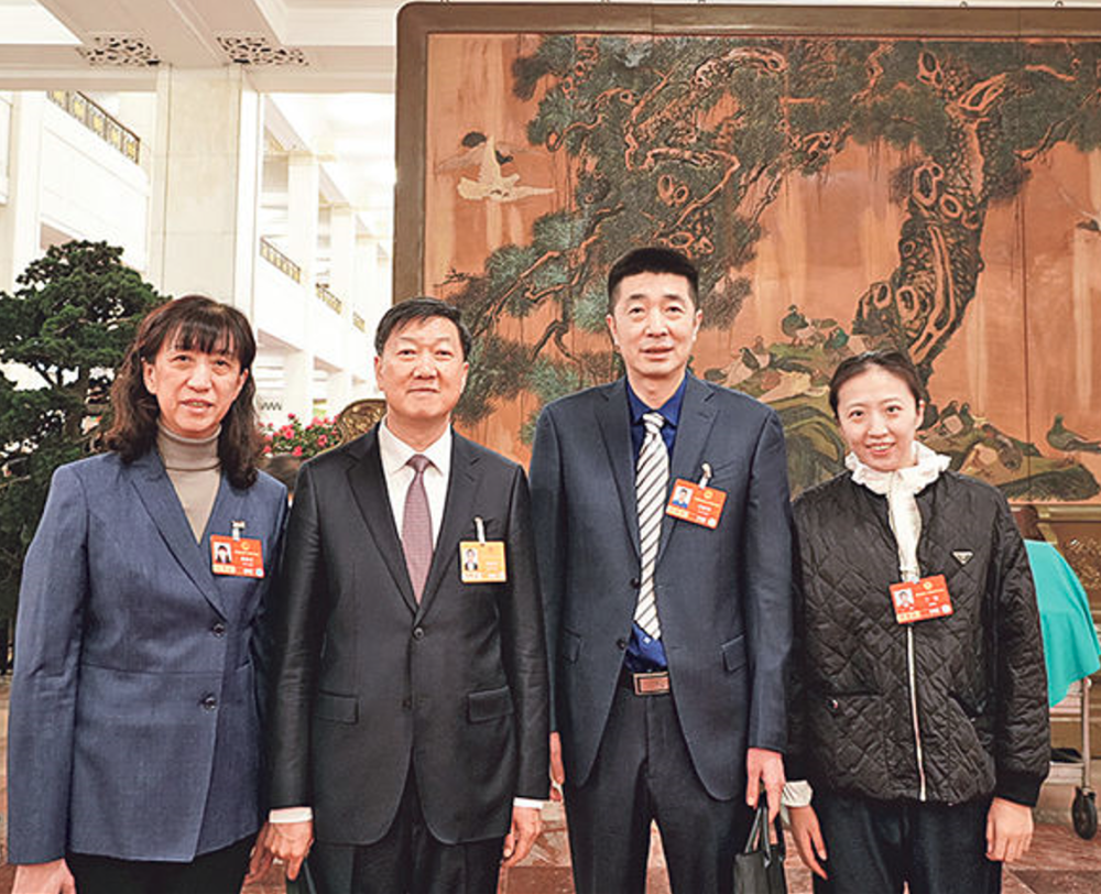 两会现场排球人重聚 高志丹与赖亚文 安家杰 丁霞同框热聊三大球振兴 ...