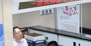 妻子由男医生产检，丈夫崩溃撞墙