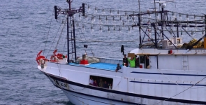 中国海警位钓鱼岛海域紧急救援中国台湾籍渔船