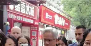 黄仁勋在北京逛街，身着标志性黑皮衣，喝8元蜜雪冰城，吃38元炸酱面，尝试 ...