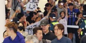 韩国队前主帅凌晨回国，大批球迷在机场敲鼓高喊“把钱吐出来，滚出去”，还 ...
