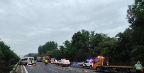 载16人黑车高速公路追尾半挂车致13死，河南车主在湖北上的牌照 ...