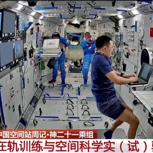 与机器人“小航”开展多项交互实验 神二十一乘组最新工作画面 ...