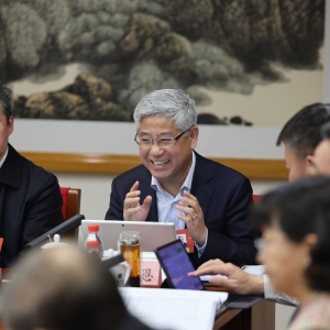 全国政协十四届四次会议民建界别小组会议举行