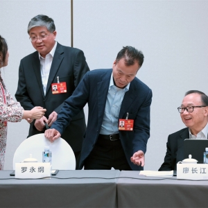 全国政协十四届四次会议特邀香港人士界别小组会议举行 ...
