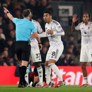 曾两度领先！英超十人曼联2-2伯恩茅斯 B费造2球 马奎尔染红+送点 ...