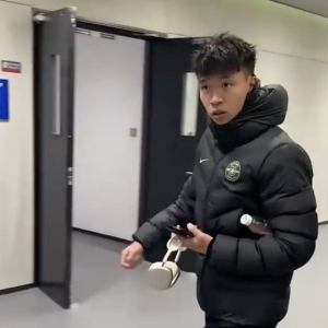 被批态度差！19岁王钰栋拿MVP后冷脸离开+仅答1问题 疑似回击嘘声 ...