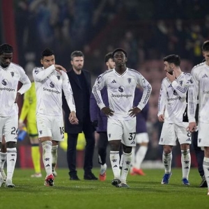 两次遭不利判罚！曼联球迷怒冲英超官推：公开抢劫，主裁该被禁赛 ...