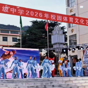中学生演出服遭集体退货，家长称活动取消，店家曝现场视频，校方回应：属于 ...