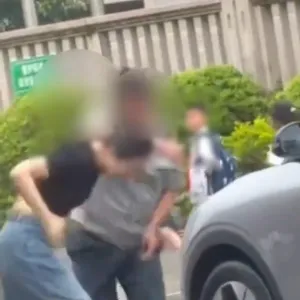 媒体：女子脚踹保安被扇事件警方已立案