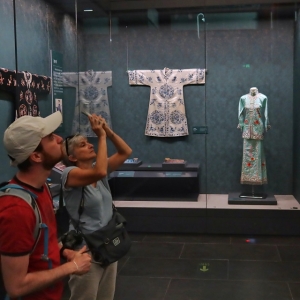 北京颐和园：花鸟主题织绣艺术展吸引中外游客