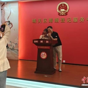“小满”遇上“521”新人甜蜜领证：不求圆满求刚好