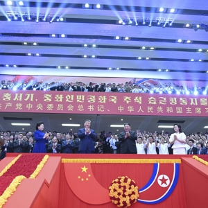 习近平和彭丽媛观看朝鲜专场文艺演出