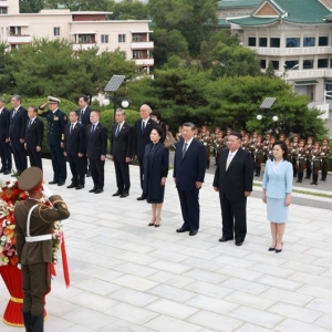 图讯：习近平和彭丽媛参谒中朝友谊塔