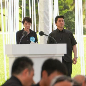 高市早苗到冲绳，反战民众高喊“滚回去”