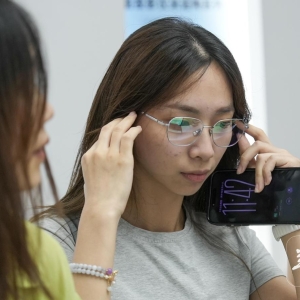 AI眼镜撬动全球蓝海，让盲人“看见”，让牧民“站起来”｜活力中国调研行 ...