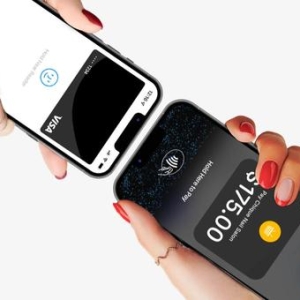 iPhone 16成店员新装备，苹果直营店加速普及Tap to Pay