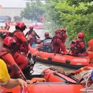 他席地而坐，在雨中吃饭！本人回应