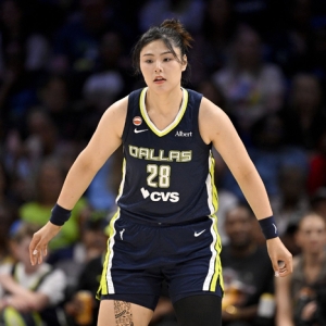 小宝真棒！李月汝半场6中4得10分7板1抢断 正负值为+9