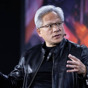 黄仁勋站在 AI 产业的十字路口呐喊：力挺开源