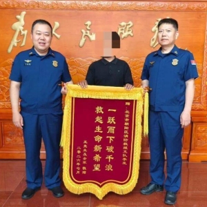 北京消防员李发正在桨板训练，忽听有人大喊“救人”！ ...