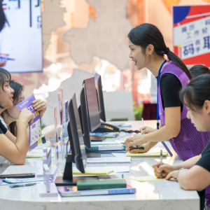 广西梧州：零工市场架起灵活就业桥